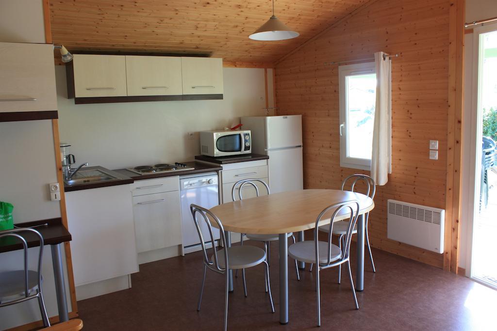 Cottages Du Lac De Miel Beynat Quarto foto